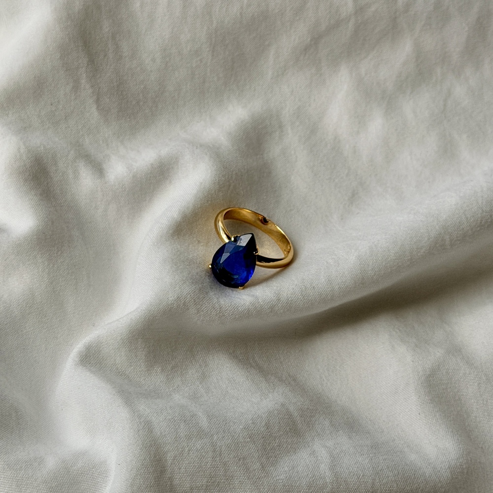 Pear Shape Travel Ring - 18k Gold - Reconstituted Sapphire